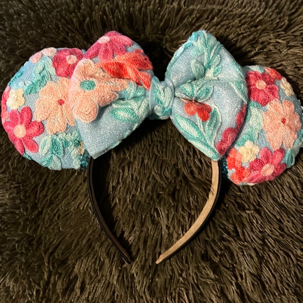 Beautiful handmade flowers Minnie ears.